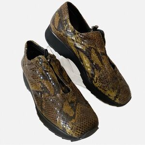 Tagwerker, Vintage Embossed Leather Sneakers Snakeskin Pattern Toggle Closure